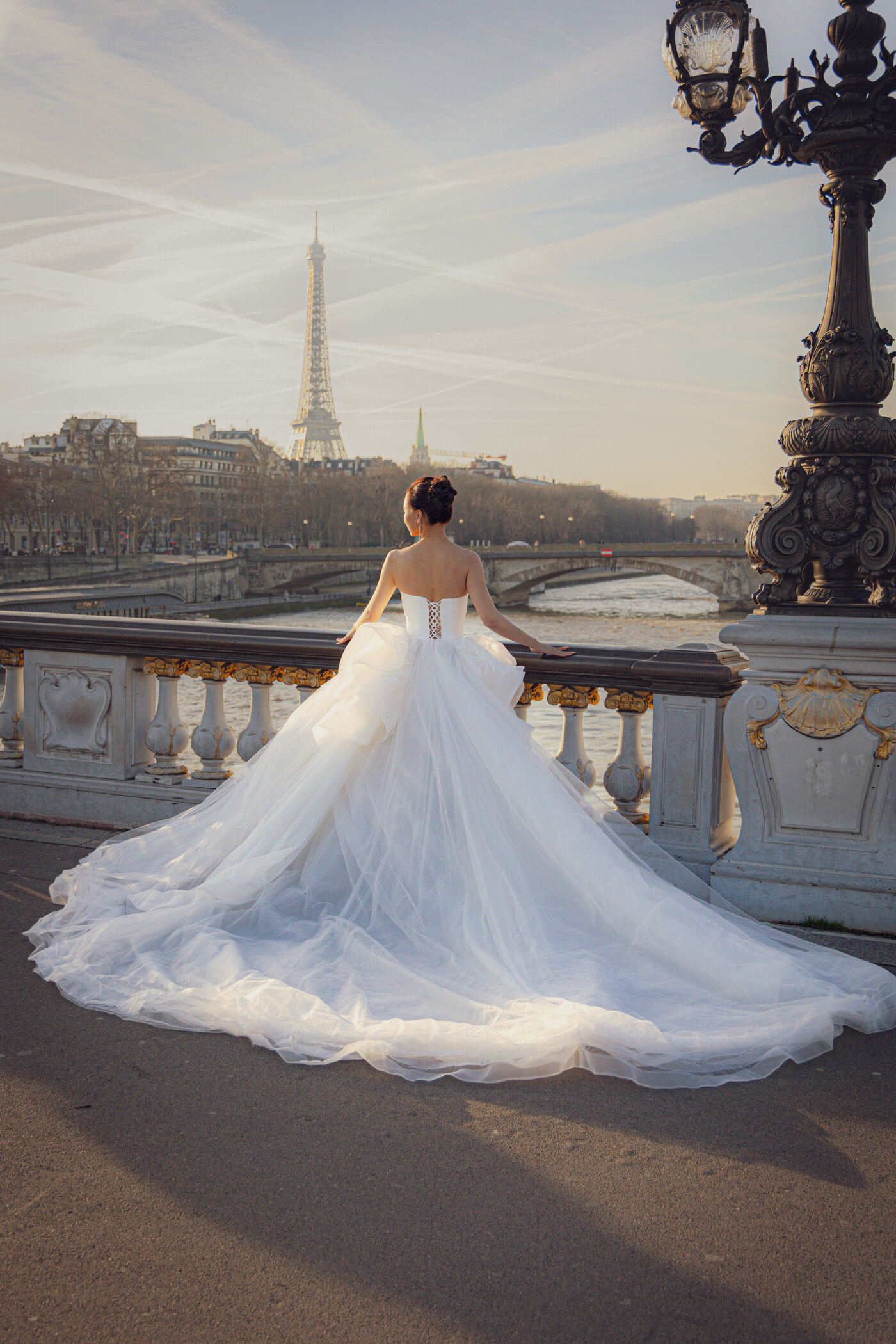 Une mariée face à la tour Eiffel, photographiée par Wilfried Koba