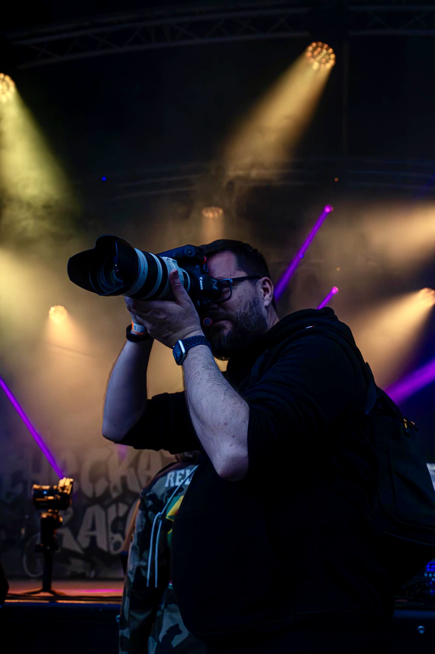 Wilfried Koba au travail pendant un concert